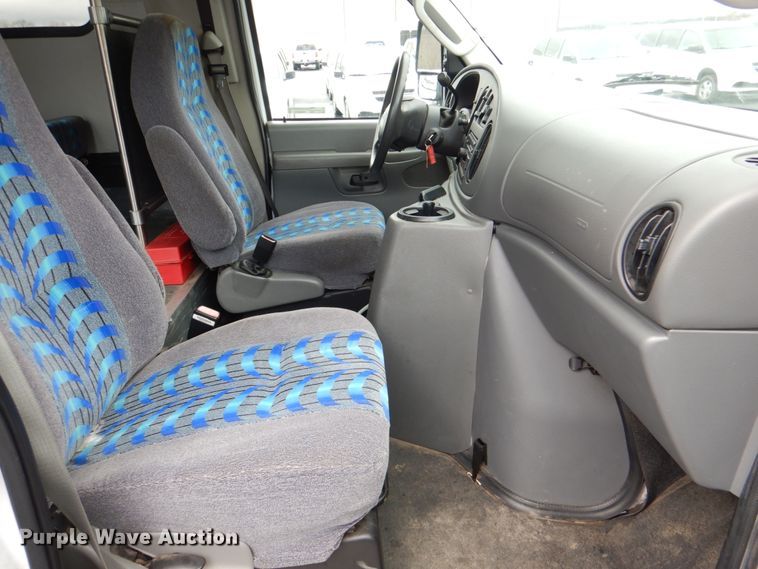 image for item HW9831 2007 Ford E450  shuttle bus