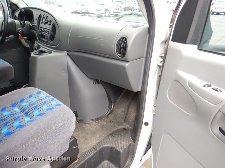 image for item HW9831 2007 Ford E450  shuttle bus