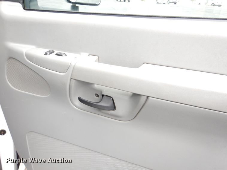 image for item HW9831 2007 Ford E450  shuttle bus