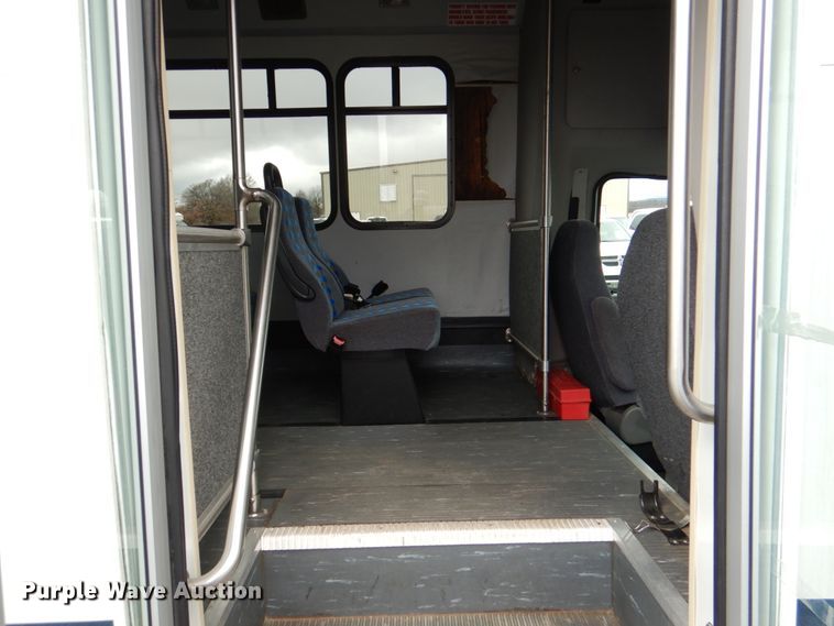 image for item HW9831 2007 Ford E450  shuttle bus