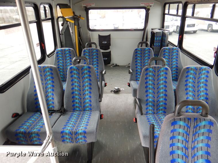 image for item HW9831 2007 Ford E450  shuttle bus