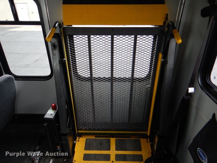 image for item HW9831 2007 Ford E450  shuttle bus