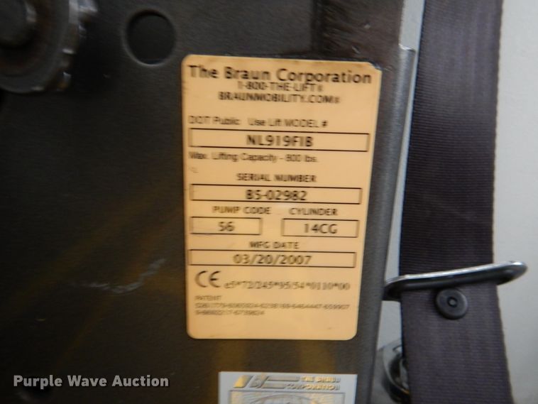 image for item HW9831 2007 Ford E450  shuttle bus