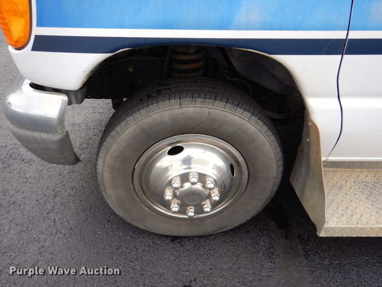 image for item HW9831 2007 Ford E450  shuttle bus