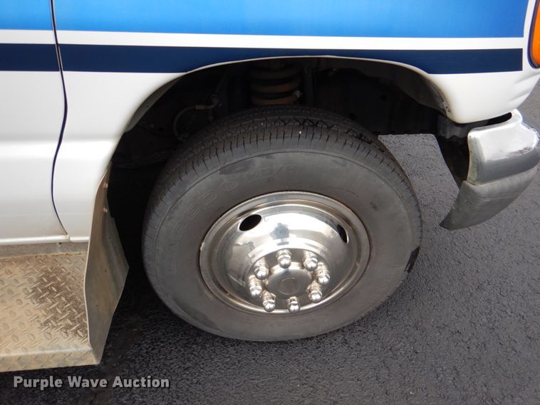 image for item HW9831 2007 Ford E450  shuttle bus