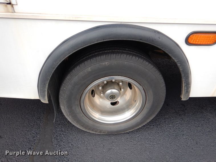 image for item HW9831 2007 Ford E450  shuttle bus