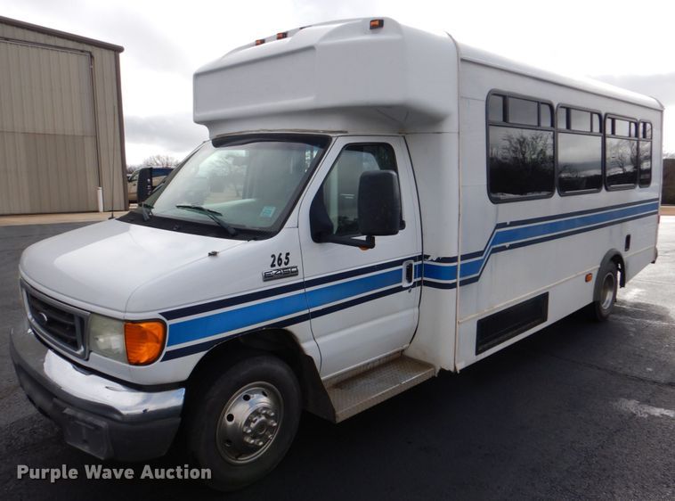 image for item HW9832 2007 Ford E450  shuttle bus