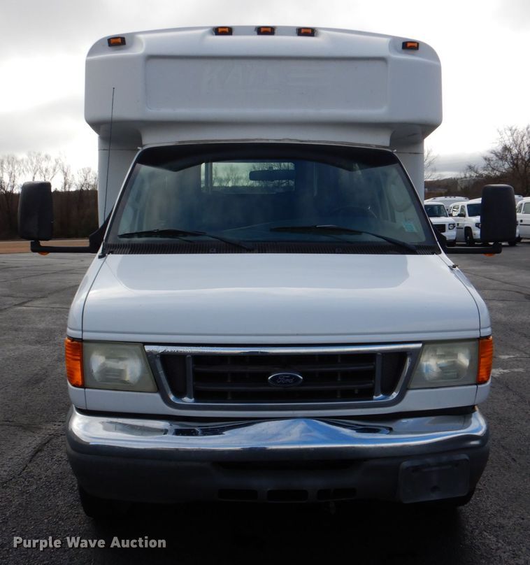image for item HW9832 2007 Ford E450  shuttle bus