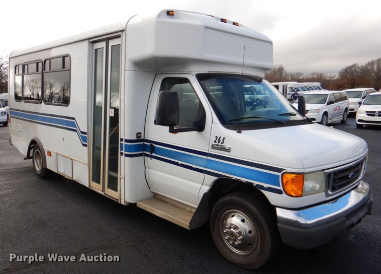 image for item HW9832 2007 Ford E450  shuttle bus