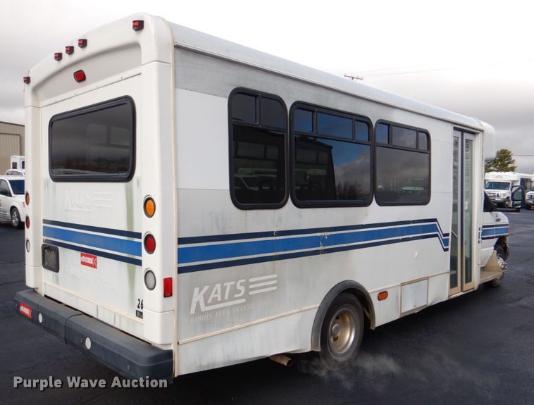 image for item HW9832 2007 Ford E450  shuttle bus