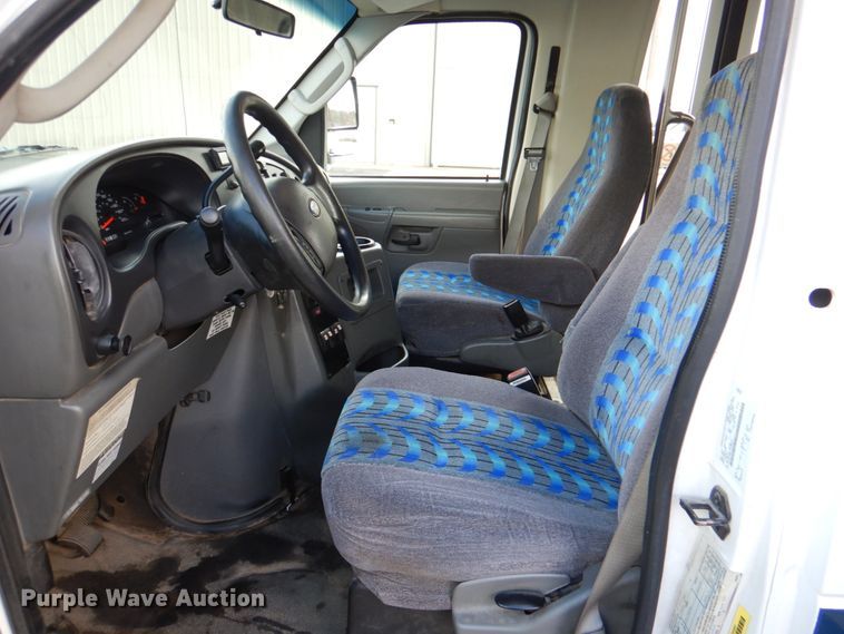 image for item HW9832 2007 Ford E450  shuttle bus