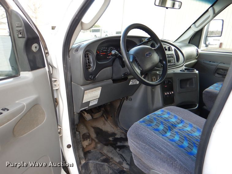 image for item HW9832 2007 Ford E450  shuttle bus