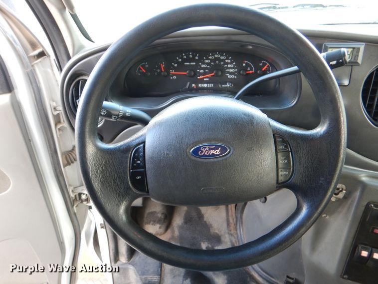 image for item HW9832 2007 Ford E450  shuttle bus