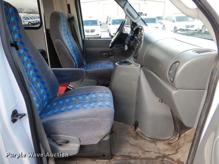 image for item HW9832 2007 Ford E450  shuttle bus