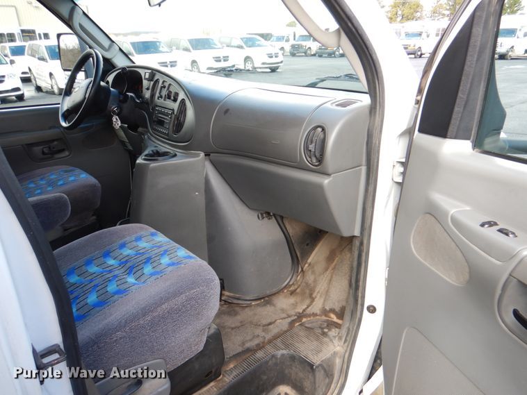 image for item HW9832 2007 Ford E450  shuttle bus