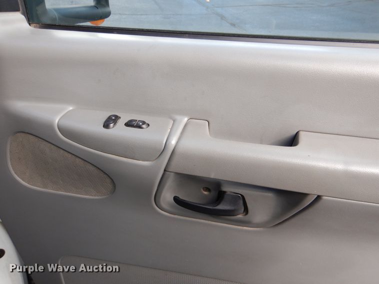 image for item HW9832 2007 Ford E450  shuttle bus