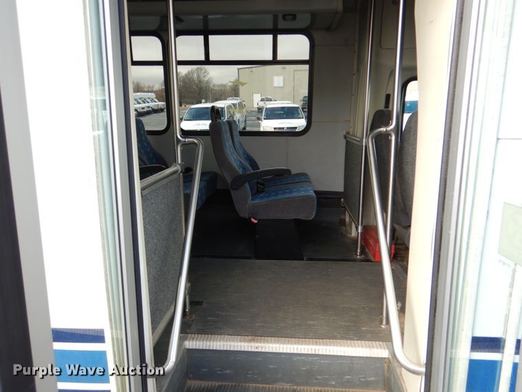 image for item HW9832 2007 Ford E450  shuttle bus