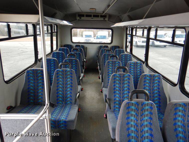 image for item HW9832 2007 Ford E450  shuttle bus