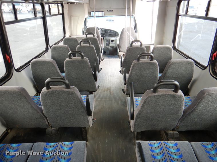 image for item HW9832 2007 Ford E450  shuttle bus