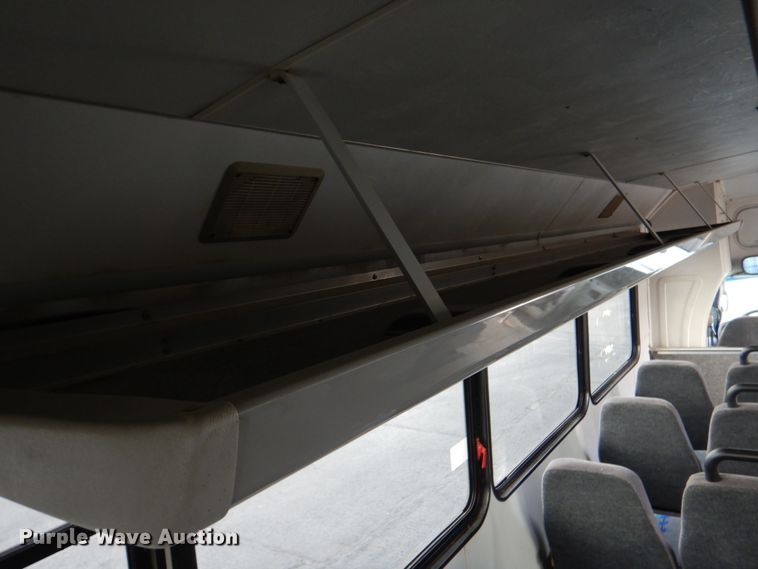 image for item HW9832 2007 Ford E450  shuttle bus