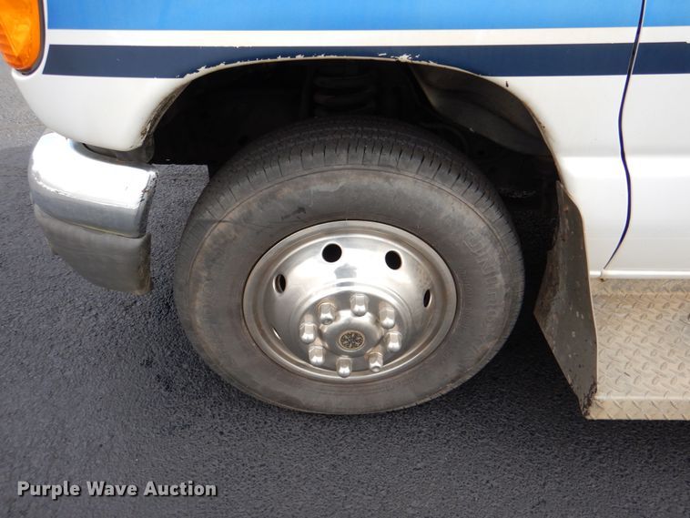 image for item HW9832 2007 Ford E450  shuttle bus