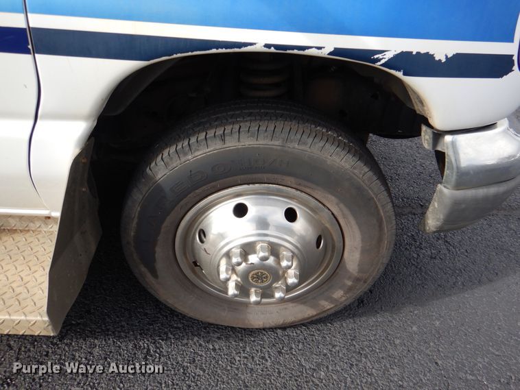 image for item HW9832 2007 Ford E450  shuttle bus