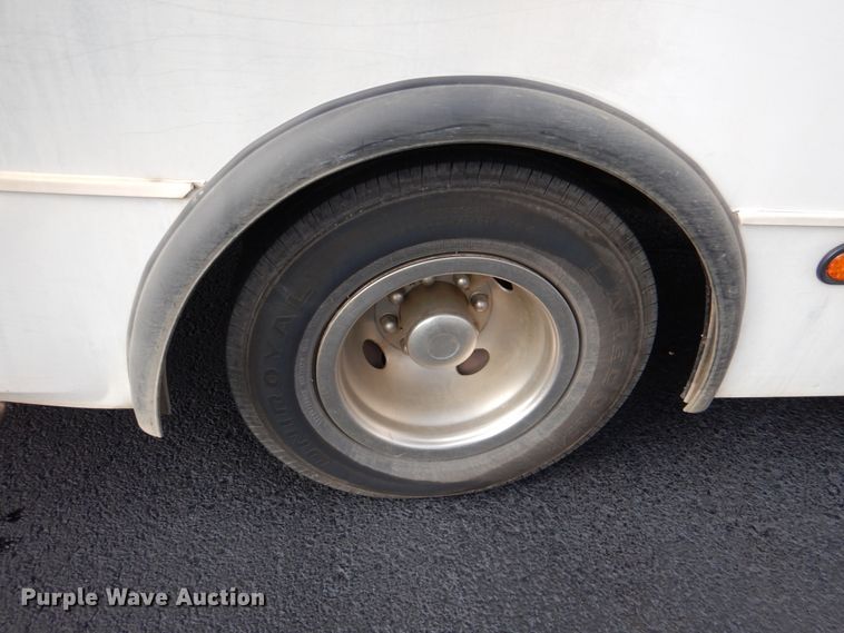 image for item HW9832 2007 Ford E450  shuttle bus