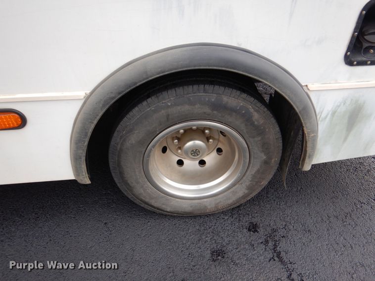 image for item HW9832 2007 Ford E450  shuttle bus