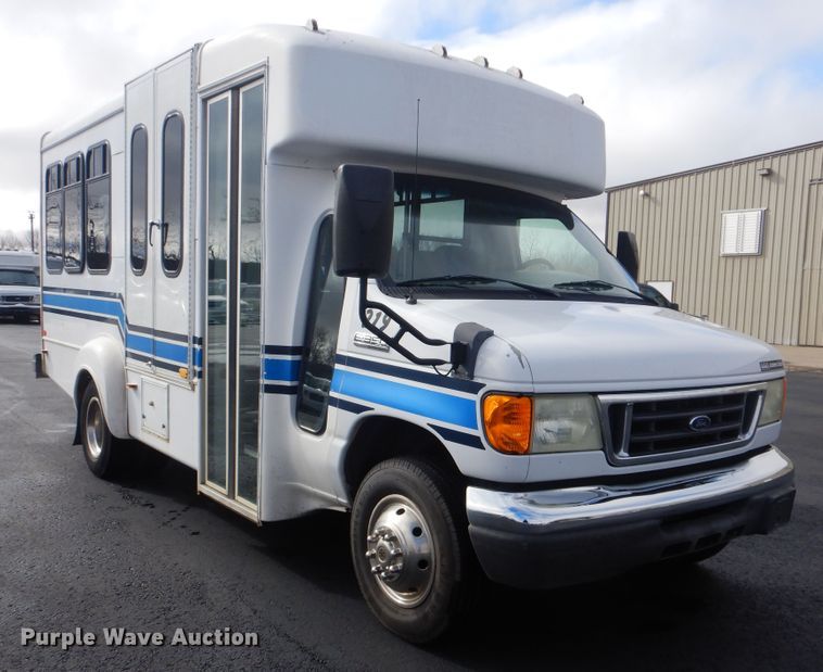 image for item HW9833 2006 Ford E350  shuttle bus