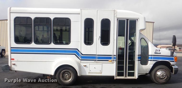 image for item HW9833 2006 Ford E350  shuttle bus
