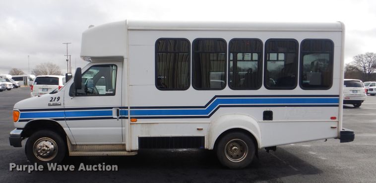image for item HW9833 2006 Ford E350  shuttle bus
