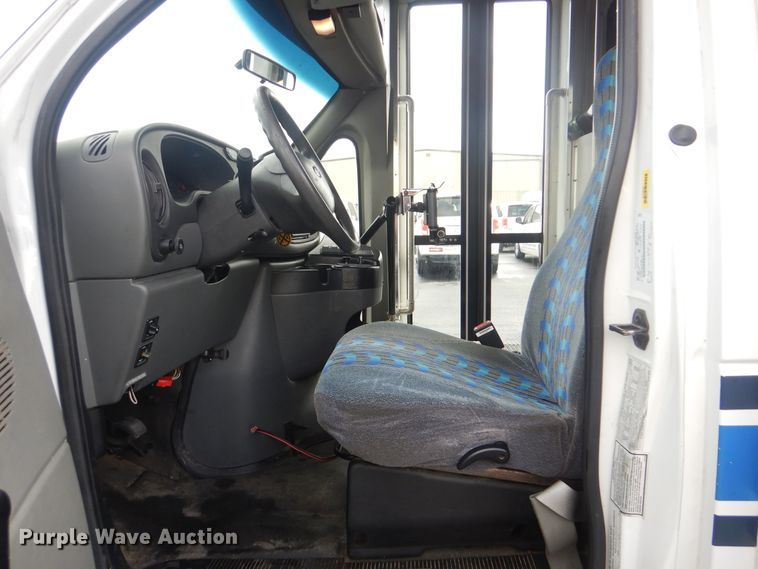 image for item HW9833 2006 Ford E350  shuttle bus