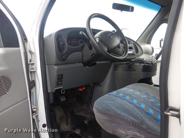 image for item HW9833 2006 Ford E350  shuttle bus