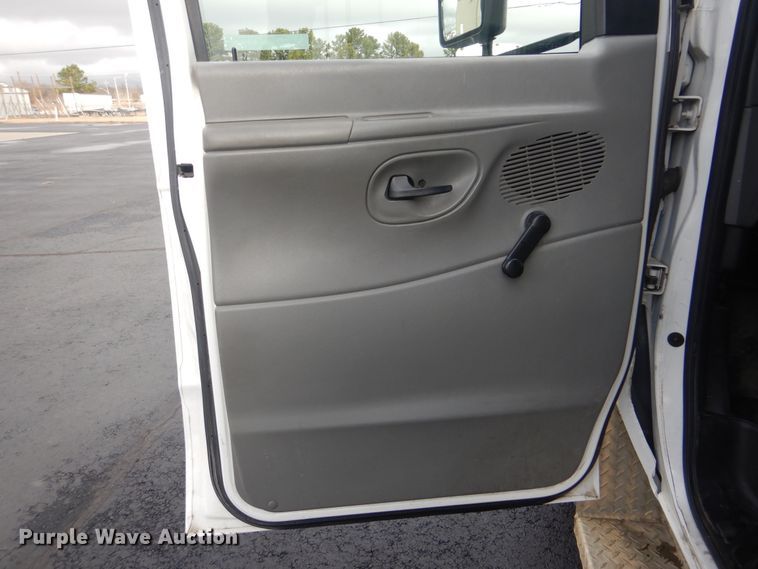 image for item HW9833 2006 Ford E350  shuttle bus