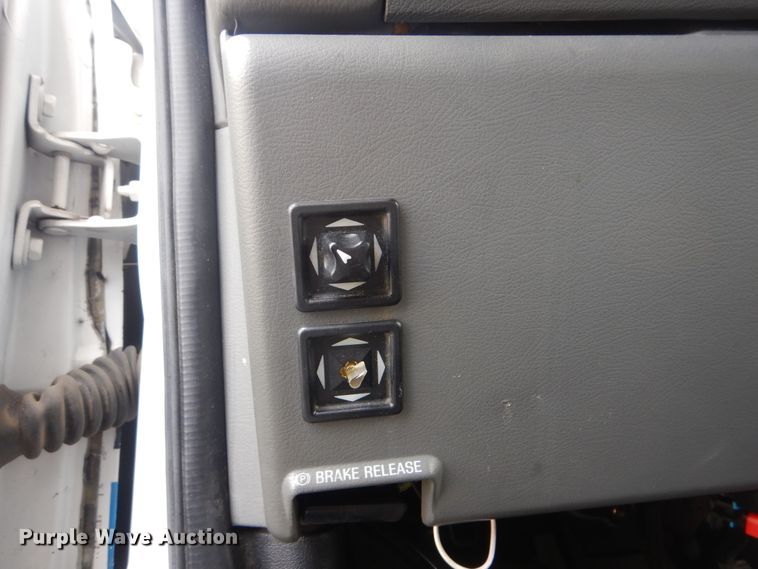 image for item HW9833 2006 Ford E350  shuttle bus