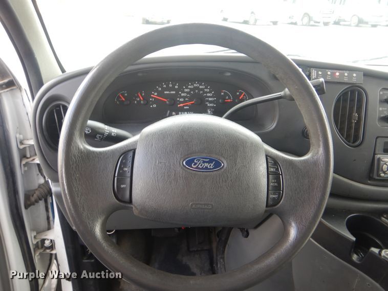 image for item HW9833 2006 Ford E350  shuttle bus