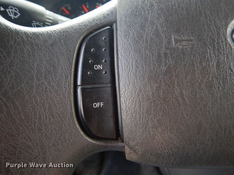 image for item HW9833 2006 Ford E350  shuttle bus