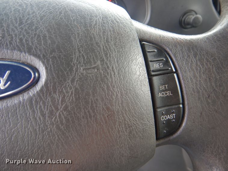 image for item HW9833 2006 Ford E350  shuttle bus