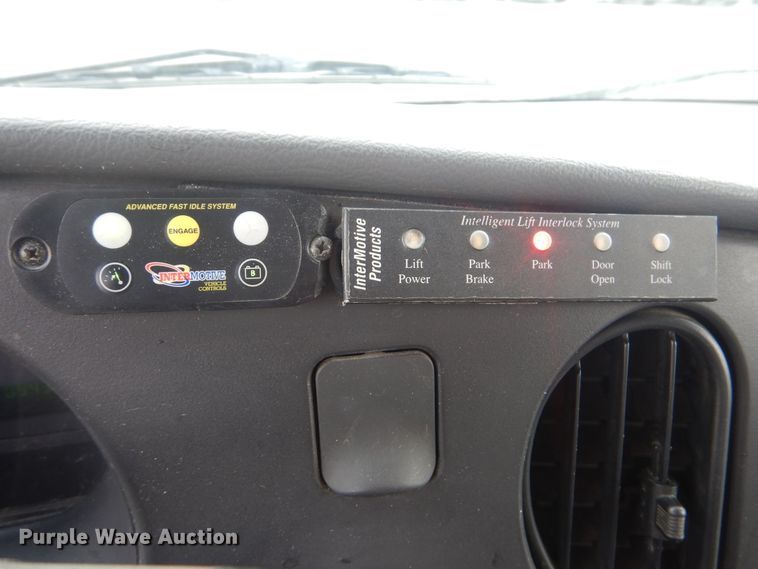 image for item HW9833 2006 Ford E350  shuttle bus