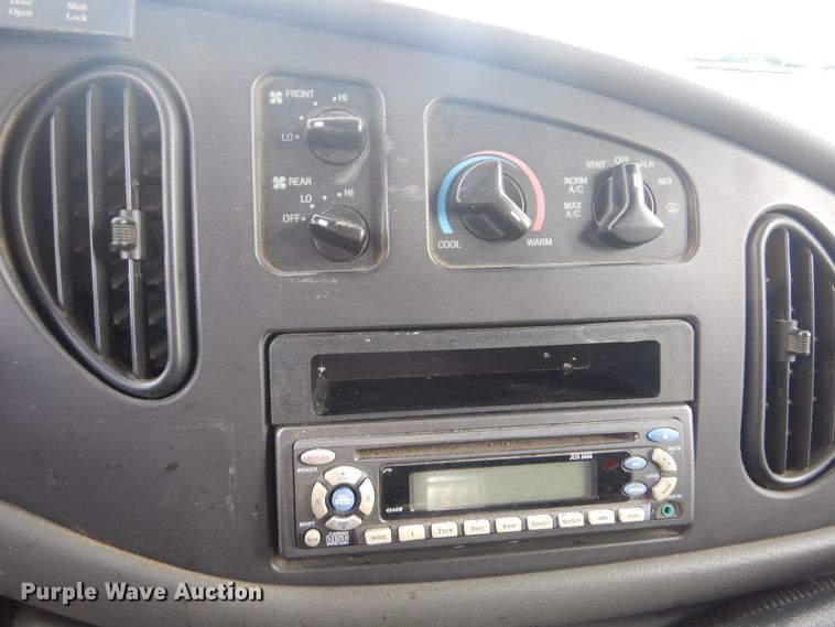 image for item HW9833 2006 Ford E350  shuttle bus