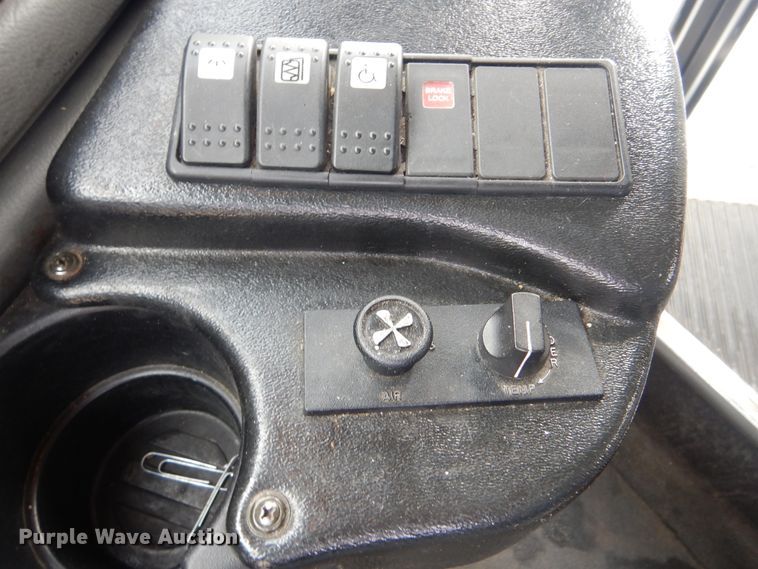 image for item HW9833 2006 Ford E350  shuttle bus