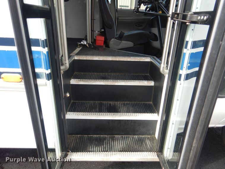 image for item HW9833 2006 Ford E350  shuttle bus