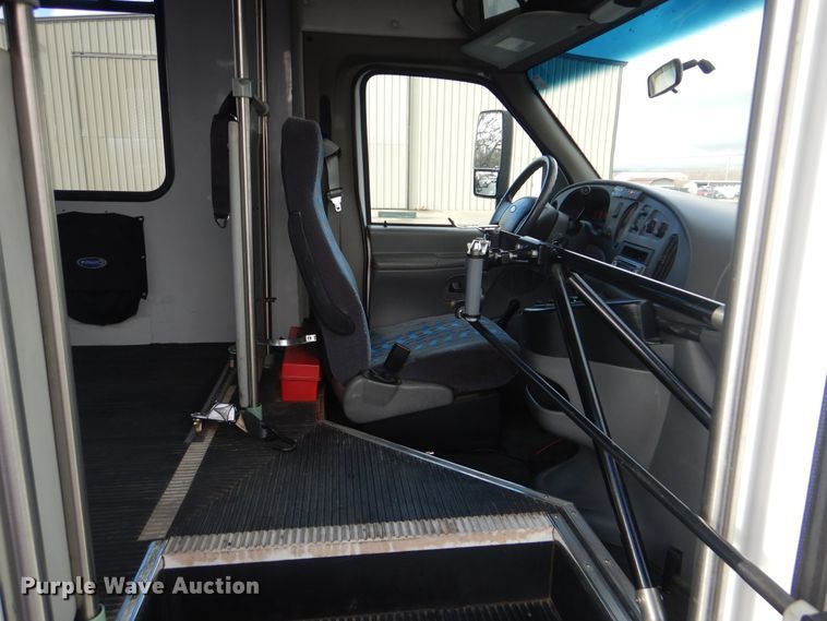 image for item HW9833 2006 Ford E350  shuttle bus