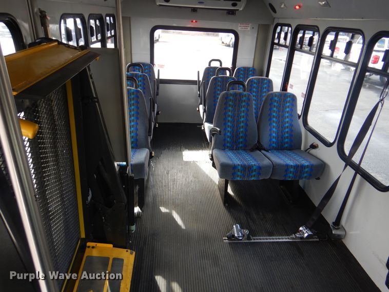 image for item HW9833 2006 Ford E350  shuttle bus