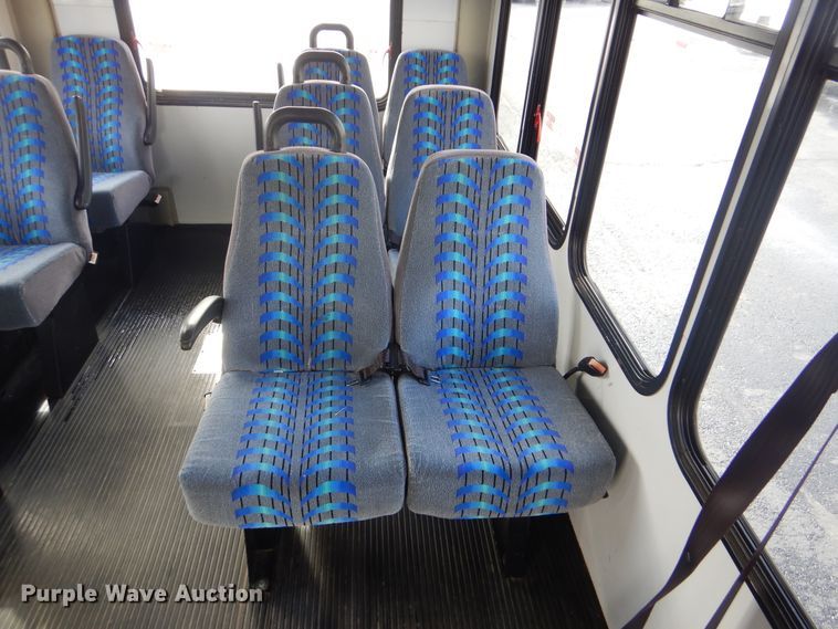 image for item HW9833 2006 Ford E350  shuttle bus