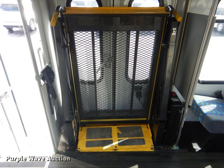 image for item HW9833 2006 Ford E350  shuttle bus