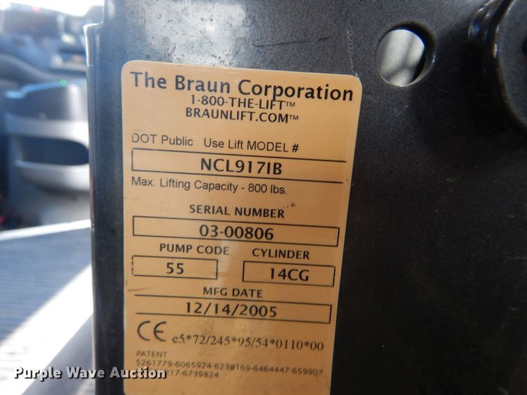 image for item HW9833 2006 Ford E350  shuttle bus