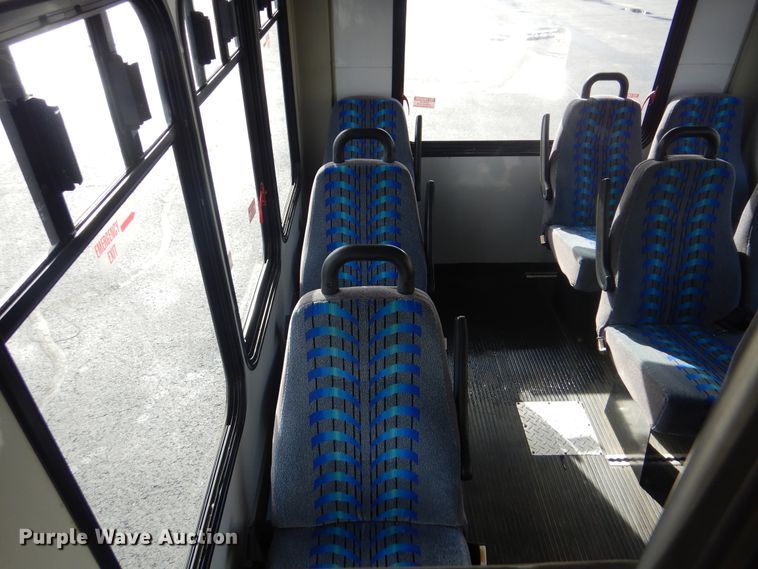 image for item HW9833 2006 Ford E350  shuttle bus