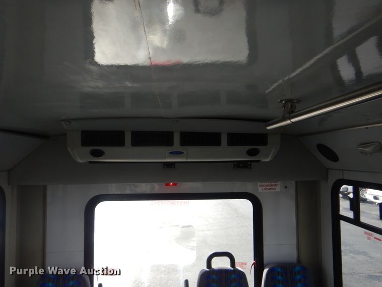 image for item HW9833 2006 Ford E350  shuttle bus