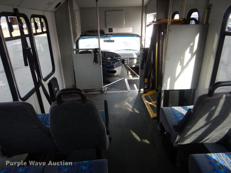 image for item HW9833 2006 Ford E350  shuttle bus